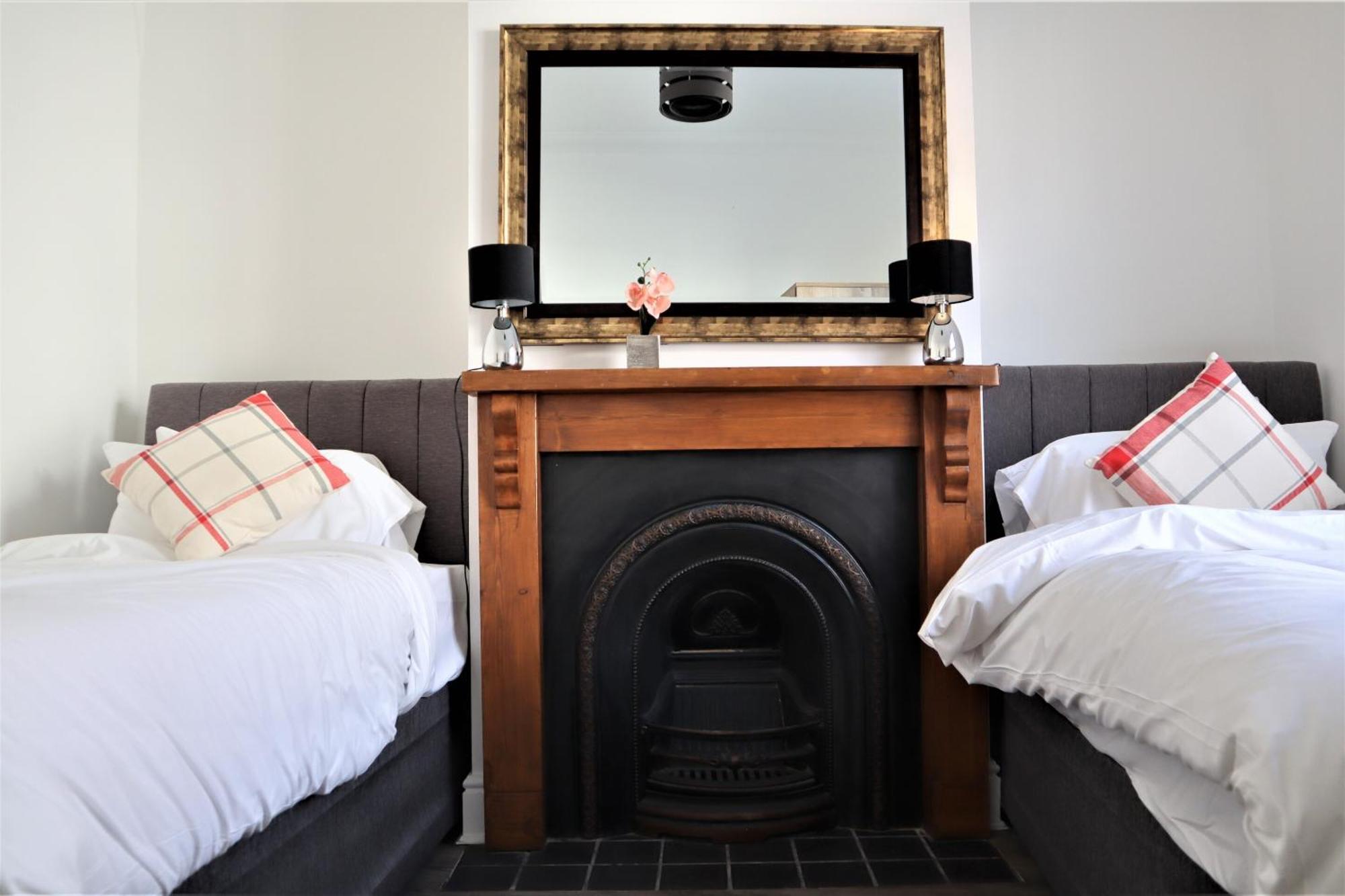 Victoria 4 Bedroom Serviced House Short Lets - Near Northampton Gen Hosp & Town Centre Buitenkant foto