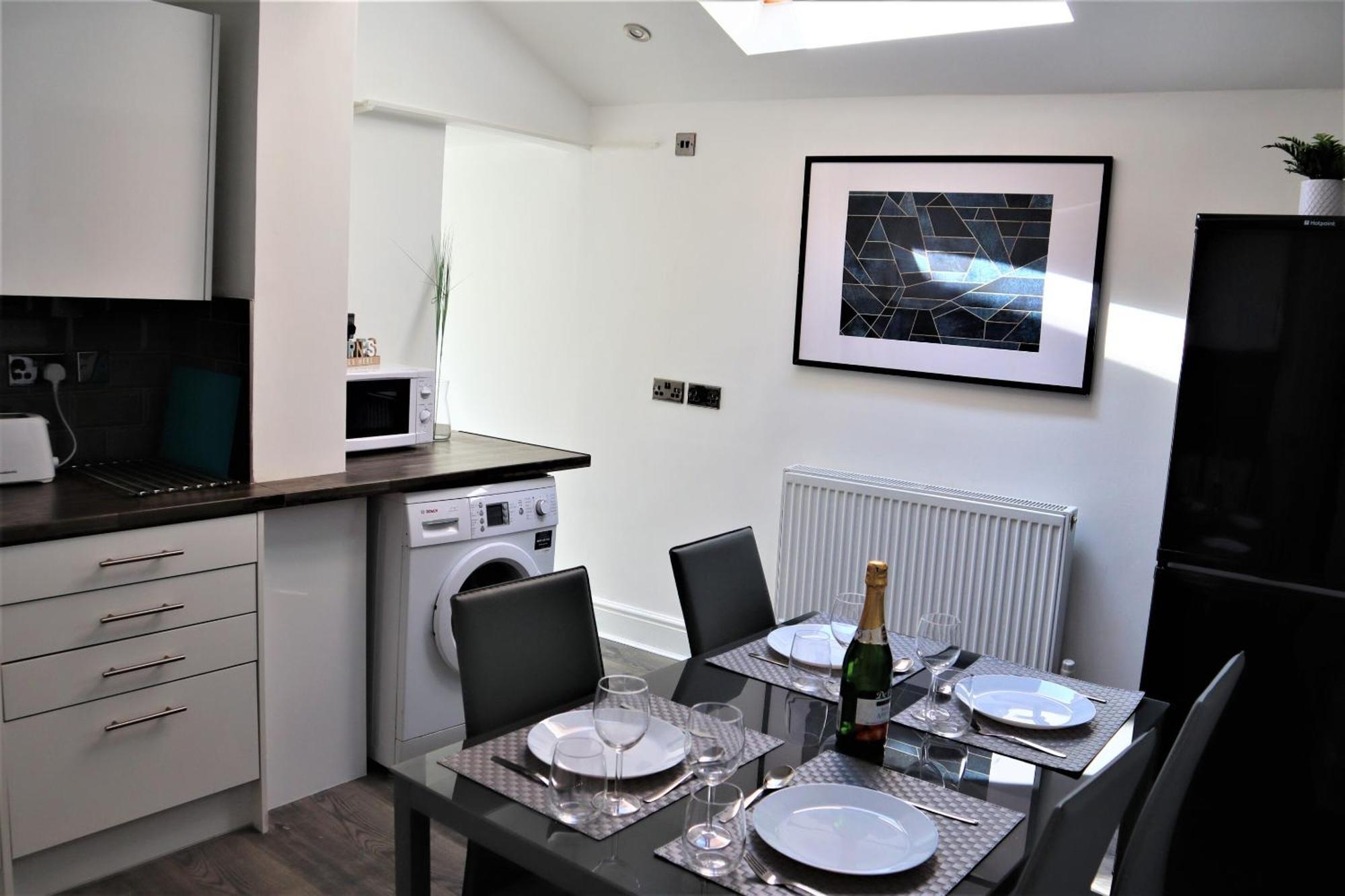 Victoria 4 Bedroom Serviced House Short Lets - Near Northampton Gen Hosp & Town Centre Buitenkant foto