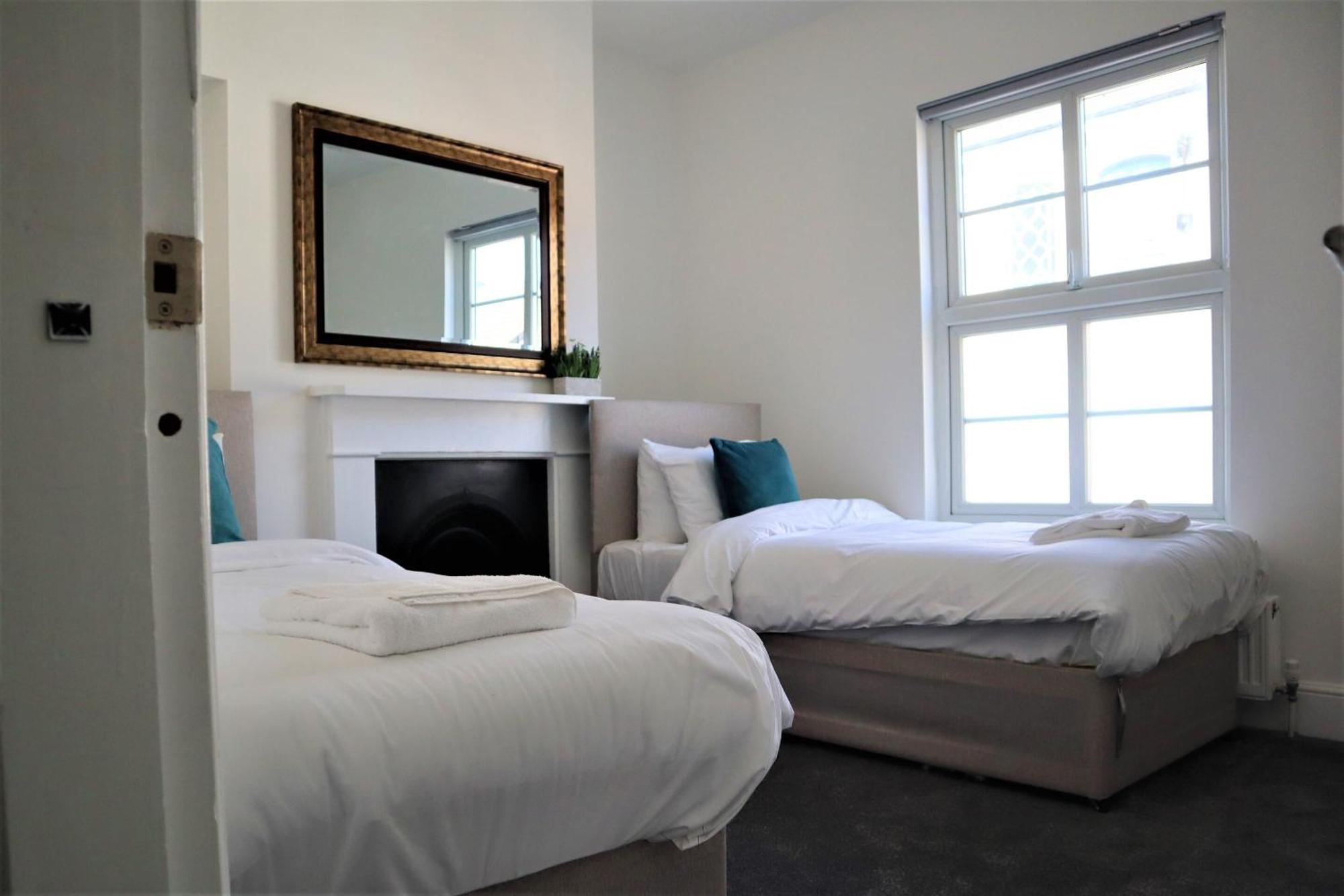 Victoria 4 Bedroom Serviced House Short Lets - Near Northampton Gen Hosp & Town Centre Buitenkant foto